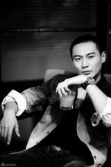 组图：刘冠翔黑白写真 成熟男魅力尽显