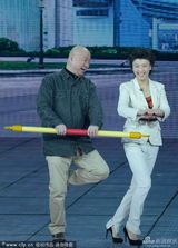 组图：春晚冯巩郭冬临小品《搭把手不孤独》