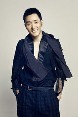 组图：李东学演绎型男绅士风