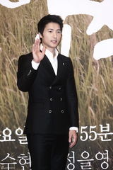 高清图：韩星金来沅秀爱新剧《千日的约定》记者会