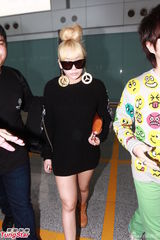 组图：韩团2NE1队长CL抵港 全程耍酷排场足