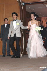 组图：吕慧仪结婚秀钻戒 陈志云等好友到场庆贺