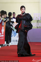 组图：巩新亮玩命勒胸夸张麒麟臂似巫婆