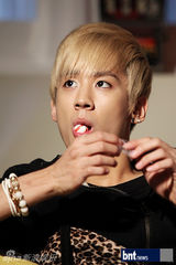 组图：TeenTop拍摄广告写真 精致亮相摄影棚