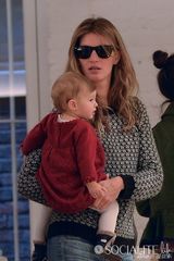 组图：吉赛尔-邦辰抱爱女出街 小美女红裙抢镜