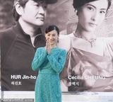 组图：张柏芝亮相变握手会 绿裙优雅难掩膝盖伤痕