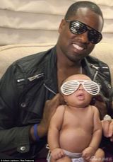 组图：卡戴珊爱女首度曝光 奶爸韦斯特亲自哺乳