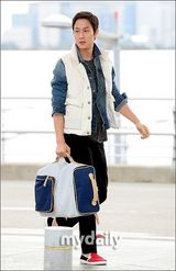 组图：韩艺人郑宇巴厘岛杂志写真帅气阳光