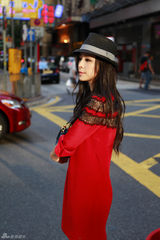 组图：张静初时尚英伦街拍 蕾丝礼帽诠释维多利亚风