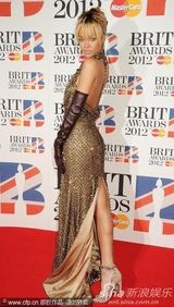 组图：第32届全英音乐奖 蕾哈娜深V露背秀美腿