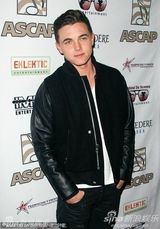 组图：2010MTV奖预热派对 亚瑟小子戴墨镜形色匆匆