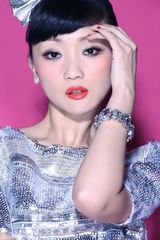 高清图：张瑶虎年新春特辑讨喜 火红造型出镜