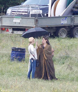 组图：朱莉新片顶牛角穿道袍 红唇妖艳颧骨分明