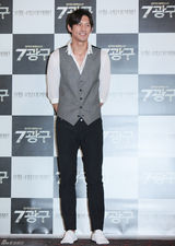 高清组图：韩片《第七矿区》试映 河智苑抹胸裙性感