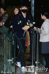 组图：韩团BlockB休闲装亮相机场赴日参加演出