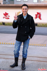 组图：明道退役心情大好 粉丝门口热烈迎接