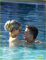 组图：帕丽斯泳池边色诱男友 水中交欢主动献吻
