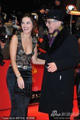 组图：女星维吉妮-拉朵嫣走红毯低胸小秀乳沟