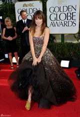 高清图：68届金球奖红毯 奥利维亚-维尔德礼服闪耀