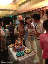 组图：洪天明为子摆百日宴 洪金宝幸福抱乖孙