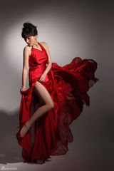 组图：女星叶倩云礼服写真星范十足