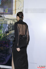 组图：杨千嬅开叉露背再走性感风 为爱子学省钱