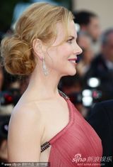 组图：妮可戛纳走秀风情露背 真空激凸艳光四射