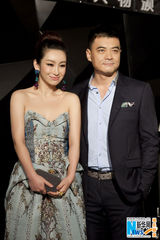 组图：王新军秦海璐牵手亮相 首度开腔谈婚期