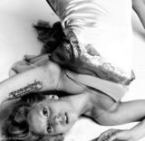 高清图：Lady GaGa穿舞鞋拍写真 大胆撩衣裸臀