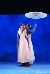 组图：袁泉新话剧化身白蛇 身姿妩媚吻许仙