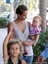 组图：杰西卡-阿尔芭四口之家幸福出街