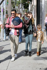 组图：阿尔芭一家外出用餐 爱女潮装初长成