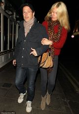 组图：超模克劳迪娅红装出街 紧贴老公秀恩爱