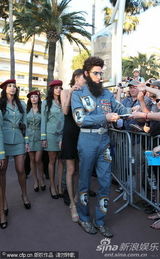 组图：《独裁者》男星开跑车亮相 美女贴身引围观