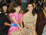 组图：刘滢粉裙亮相《风尚志》举办的时装周
