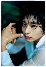 组图：山下智久三浦春马等众男星拍摄绚丽写真