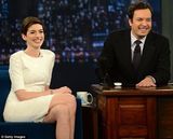 组图：海瑟薇圣诞装上谈话节目 戴红围脖节日气氛足