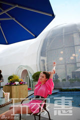 幻灯图：小宋佳全新写真 世博园中亲民的大家风范