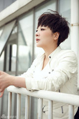 组图：陈小艺短发写真显别样魅力