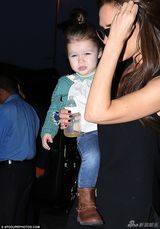 组图：贝嫂带三子女现身机场 小七仔裤皮靴抢眼