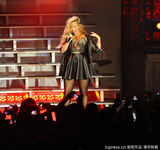 组图：黛米-洛瓦托洛杉矶开唱 挺胸豪唱勾魂四射