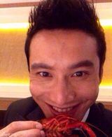 组图：黄晓明获封金鸡影帝 吃小龙虾搞怪庆祝