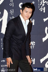 组图：李秉宪韩孝珠等亮相《光海》红毯秀