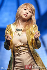 组图：李弘基成MCountdown新主持 SJ白西装亮相帅气