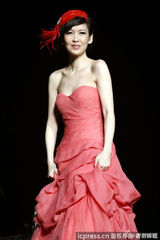 组图：周慧敏加拿大巡演 百变女神气质不减