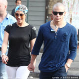 组图：洛佩兹透视装与男友十指紧扣压马路