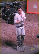 高清：亚当-兰伯特宣传全新MV 踩松糕鞋极尽摇滚