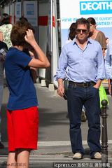 组图：休-格兰特与友人逛街 衣着雷同似双胞胎