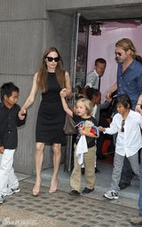 高清组图：皮特朱莉一家人伦敦合家欢享受天伦之乐