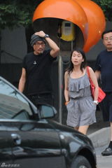 组图：梁家辉留大胡须现身北京 与一女子同返公寓